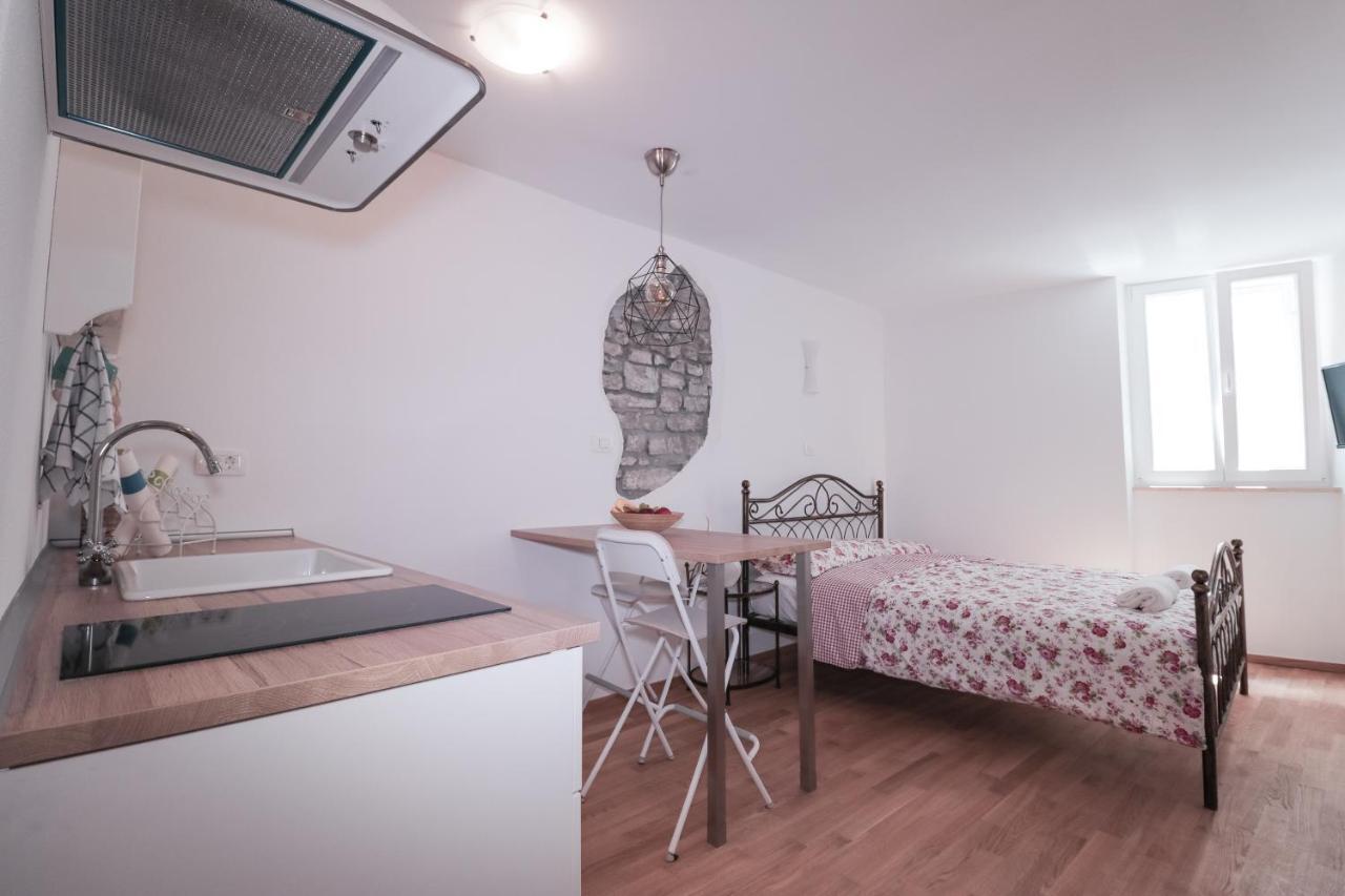 Apartament Pia *